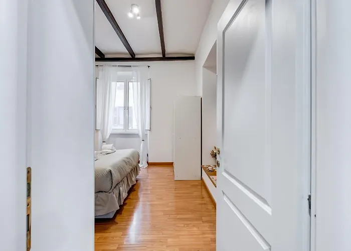 Fine Line House In Trastevere, With Puccio Рим