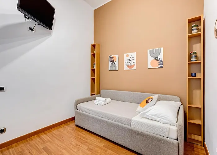 Fine Line House In Trastevere, With Puccio *