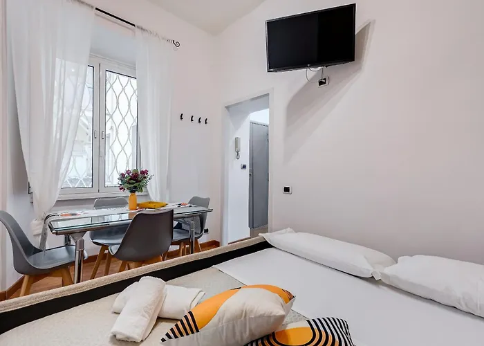 Fine Line House In Trastevere, With Puccio *