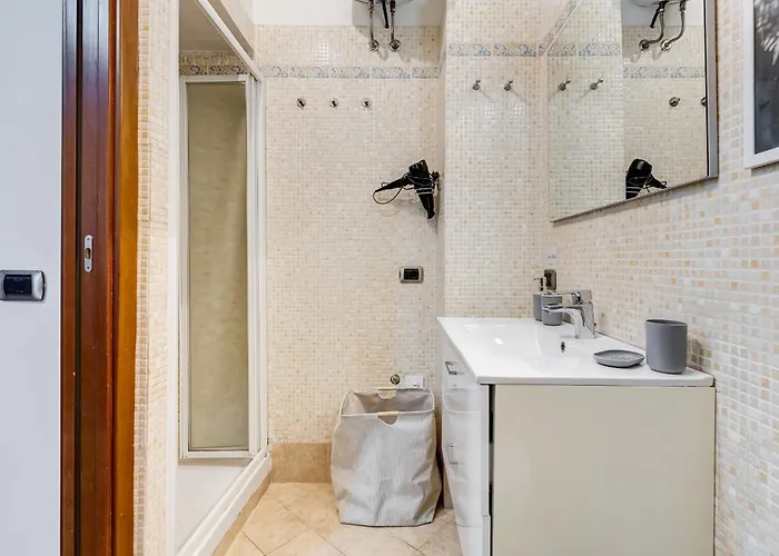 Fine Line House In Trastevere, With Puccio *